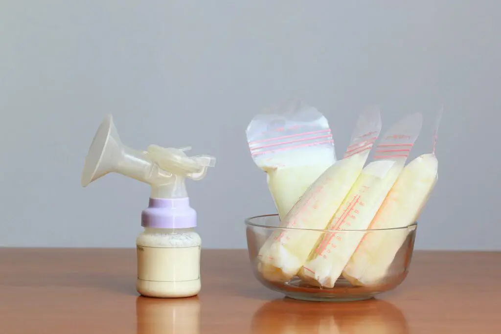 With the pitcher method, you can easily keep your breast milk organized