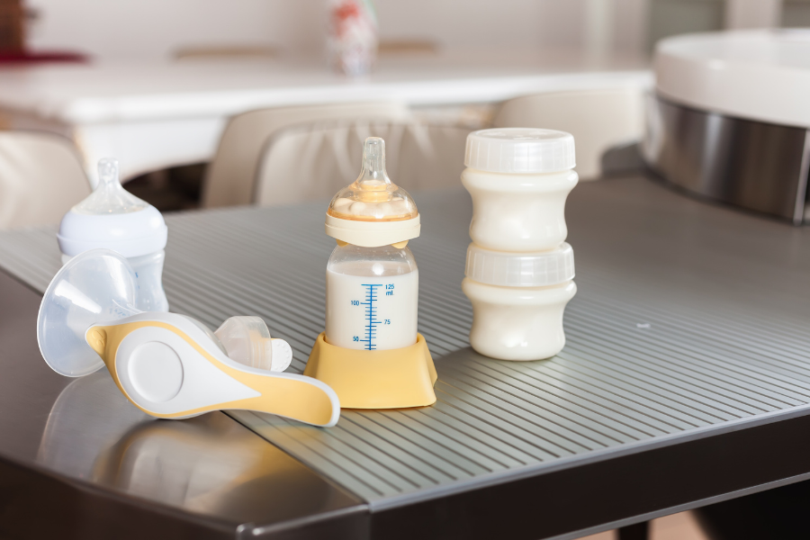 type of container is best for storing expressed breast milk